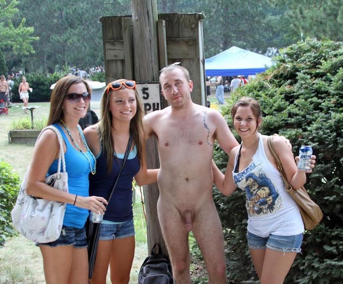 Nu dans le parc avec 3 jolies filles